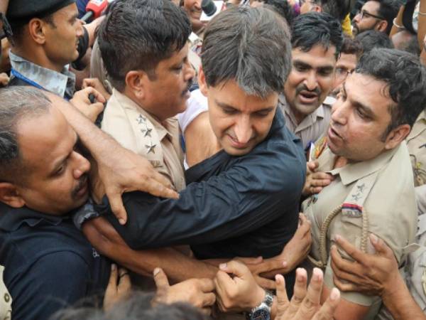 சட்டை கிழிப்பு சட்டை கிழிப்பு