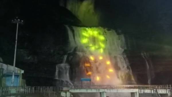 அருவிகளில் வர்ண ஜாலம் 