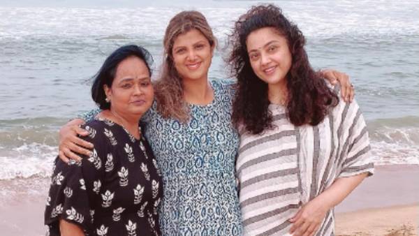 கடற்கரையில் மீனா 