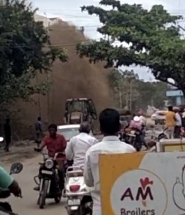  அலறியடித்துக் கொண்டு ஓட்டம்