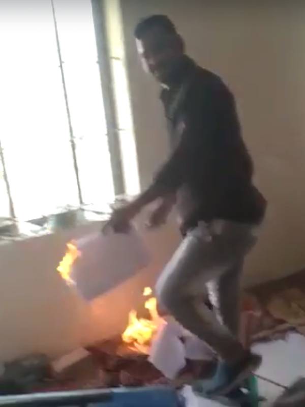 பள்ளியில் வன்முறை 