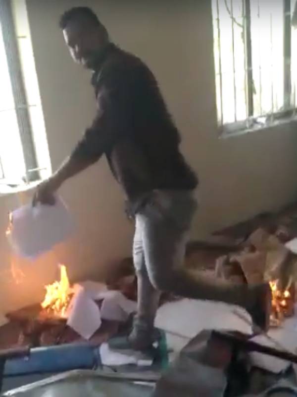 கொளுத்தப்பட்ட சான்றிதழ்கள் 