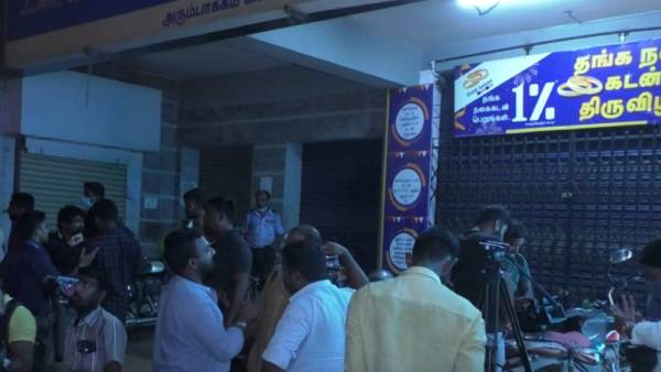  லாக்கரை இருந்து நகைகளை அள்ளினர் 