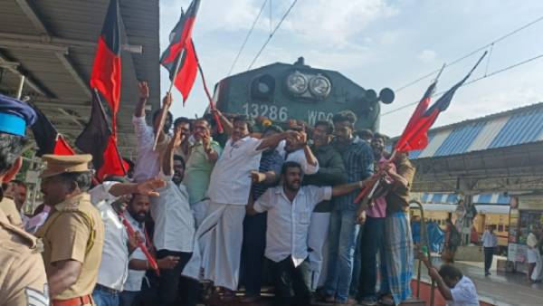 கோஷமிட்ட திமுகவினர் 