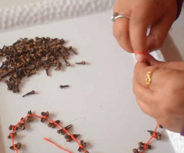 மகாலட்சுமிக்கு மாலை 