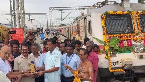  45th birthday of Vaigai Express train - passengers celebrated by cutting a cake
