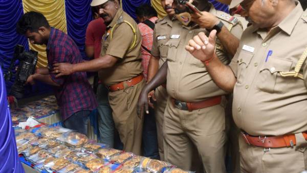 வேலியே பயிரை மேய்ந்த கதை 