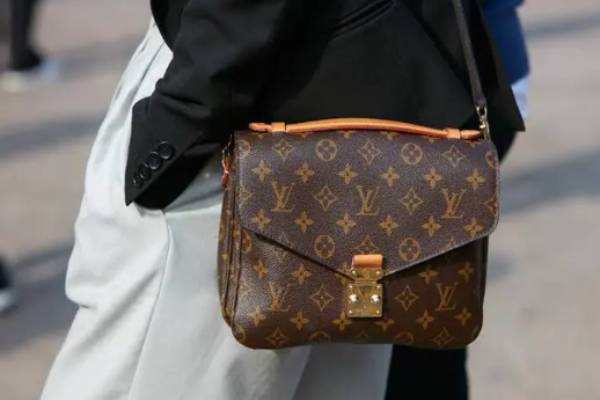 பேக்கில் சிறுநீர் கழித்த காதலன் பேக்கில் சிறுநீர் கழித்த காதலன்