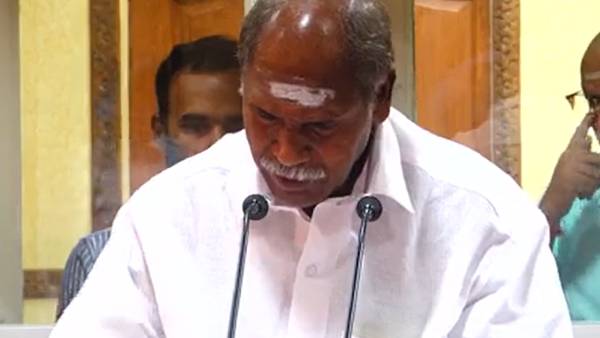 பட்ஜெட் தாக்கல் செய்தார் 