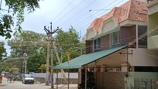 அதிமுக பிரமுகர் வீட்டில் அதிமுக பிரமுகர் வீட்டில்