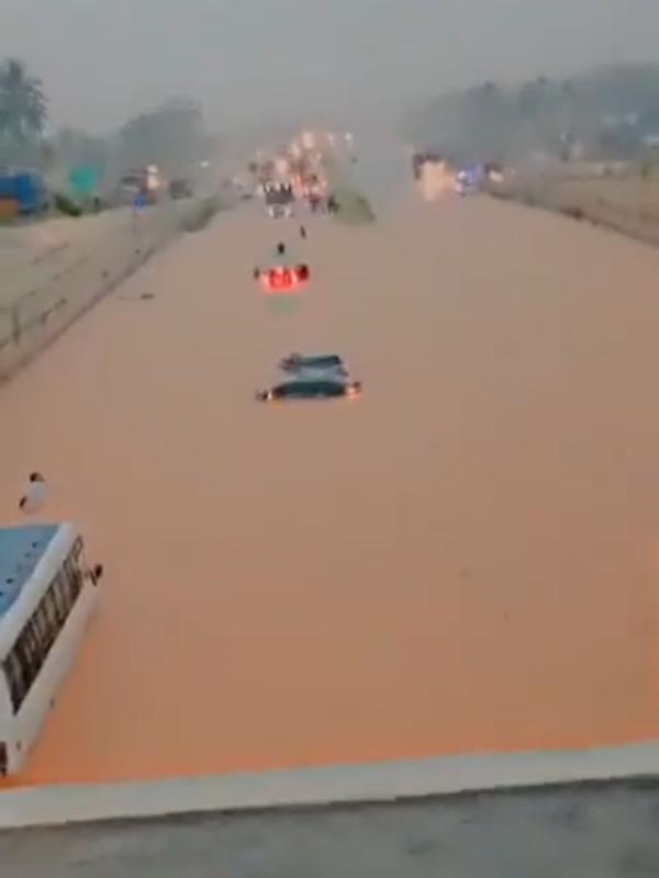  சாலையை மூழ்கடித்த வெள்ளம் 