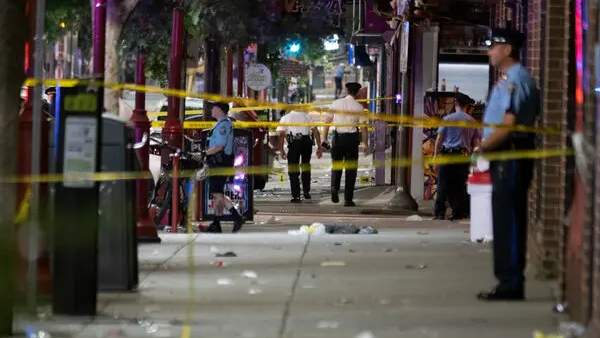  வெள்ளை நிற காரில் . . 