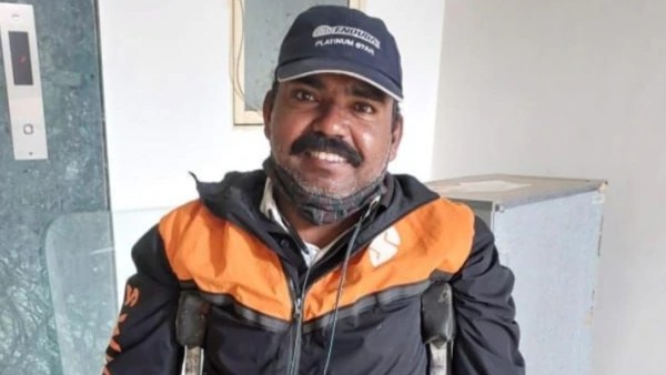 உணவுடன் கதவை தட்டிய ஊழியர்