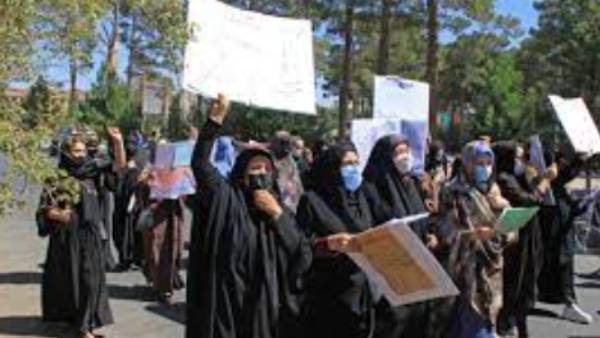 பெண்களுக்கு கடும் கட்டுப்பாடுகள் 