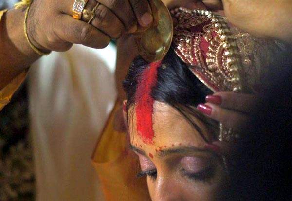 வளையலும் பொட்டும் 