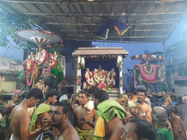 மும்மூர்த்திகளாக அருள்பாலிக்கும் சண்முகர் 