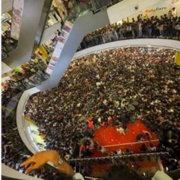  கட்டுக்கடங்காத கூட்டம்