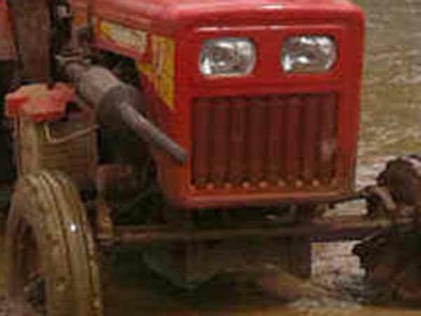 மணல் அள்ளும் பணியில் பெண்கள்