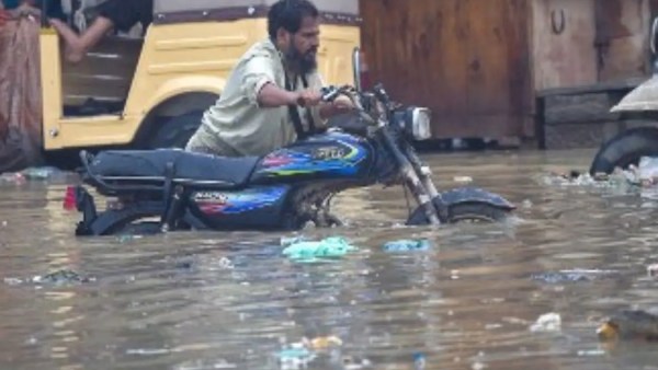 பாகிஸ்தானில் கனமழை பாகிஸ்தானில் கனமழை