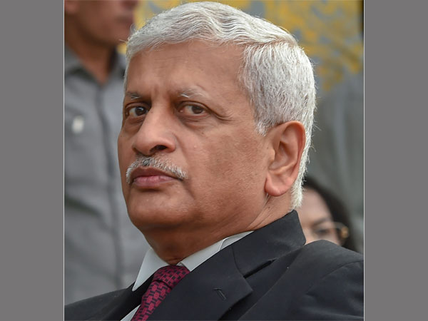 மும்பையில் பிறந்த யுயு லலித் 