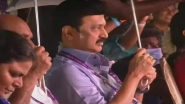 குடை பிடித்தபடி குடை பிடித்தபடி