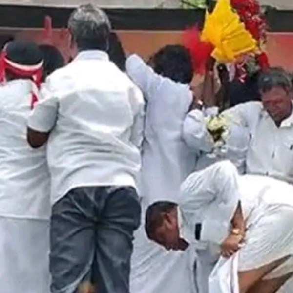 வேட்டி அவிழ்ந்தது. 