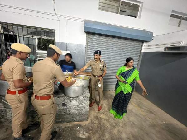  தனது கையால் பரிமாறினார்