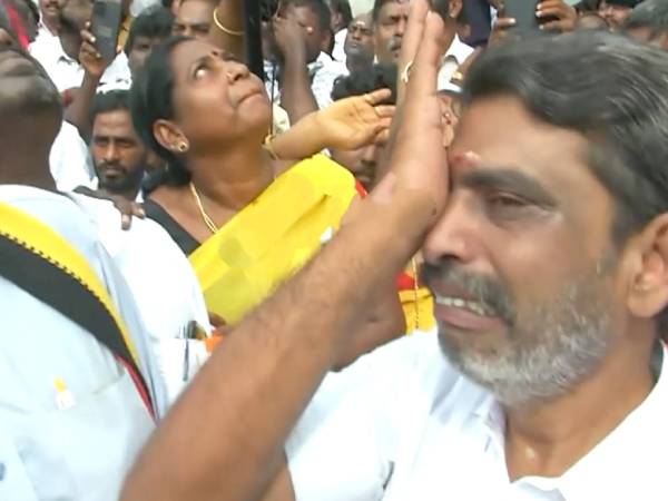 கண்ணீர் விட்ட தொண்டர்கள் 