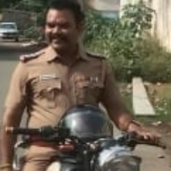 போலீஸ் சீருடையில் வலம் 