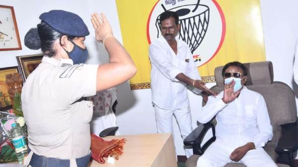  காவலருக்கு சல்யூட் 