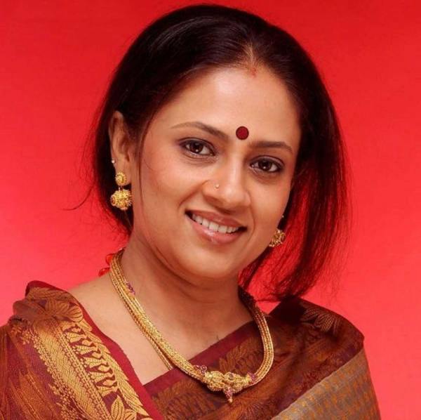 தரையில் அமர்ந்த சர்ச்சை 