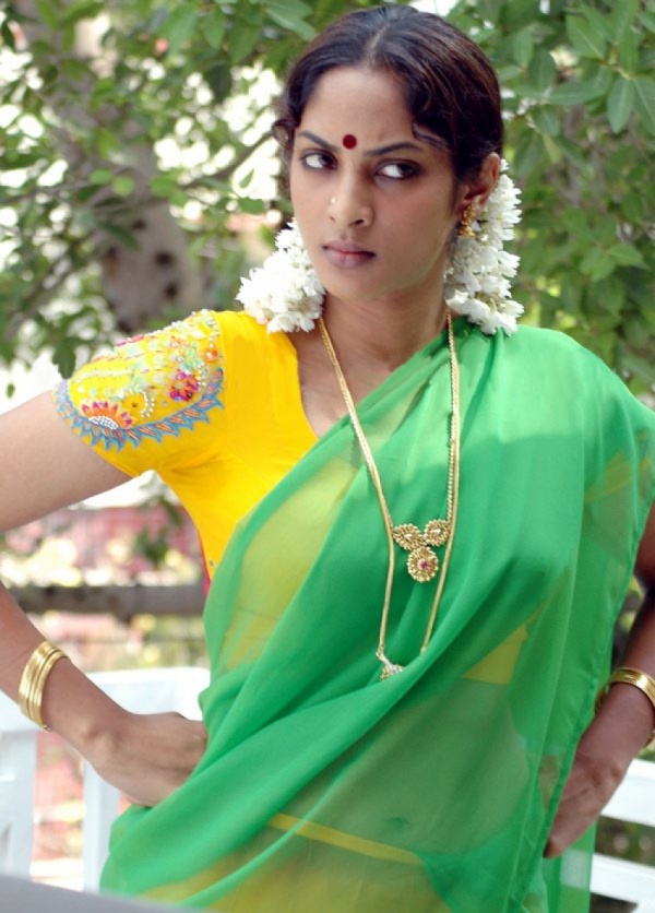 மிரட்டிய ஈஸ்வரி