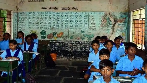மேற்கூரை இடிந்து விபத்து 