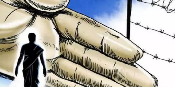 பள்ளியிலும் தீண்டாமை பள்ளியிலும் தீண்டாமை