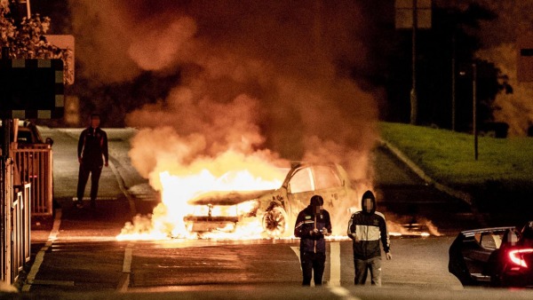 கார் எரிப்பு