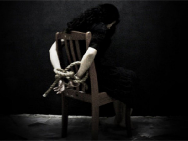 ஆட்டோவில் பள்ளி சென்ற சிறுமி ஆட்டோவில் பள்ளி சென்ற சிறுமி