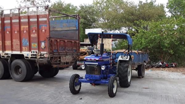 அடுத்தடுத்து 12 டிராக்டர்கள் 