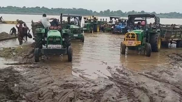 13 டிராக்டர்கள் கடத்தல் மணலுடன் 