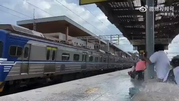 பொம்மை போல் குலுங்கும் ரயில்