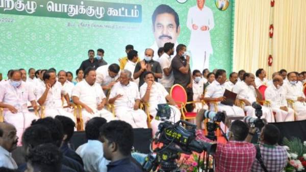 அதிமுக விதிகளில் திருத்தம் 