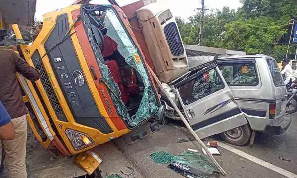  கார் மீது மோதிய லாரி 