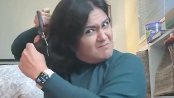 தலைமுடியை வெட்டி போராட்டம் 