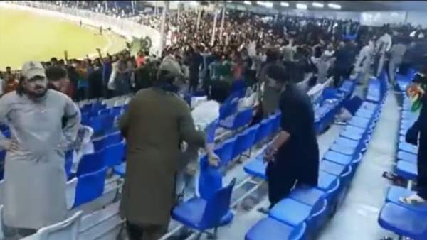 ரசிகர்கள் மோதல் 