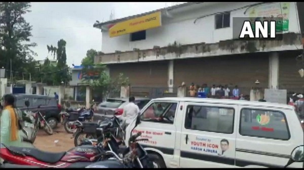 வீட்டுக்கு வந்த குண்டர்கள் 