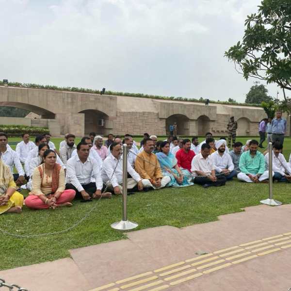 7 முதல் 10 எம்.எல்.ஏ.க்களை அழைத்துள்ளனர் 7 முதல் 10 எம்.எல்.ஏ.க்களை அழைத்துள்ளனர்