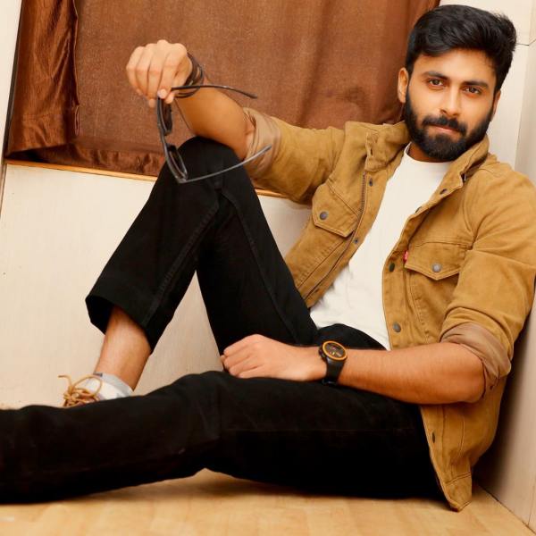 அழகன் அஸ்வினின் ரசிகைகள் கூட்டம்