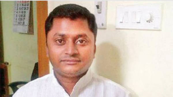  பின்னணியில் சந்திரகாந்த் 