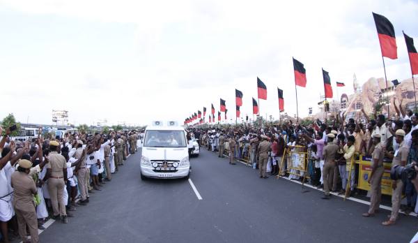 மக்கள் கடலில் நீந்தி 