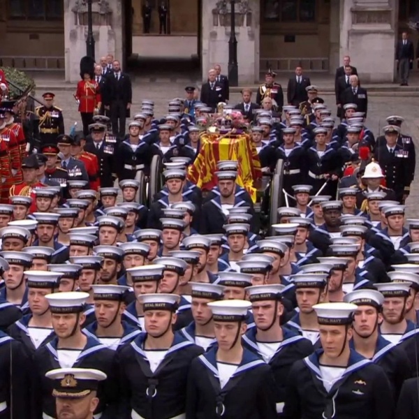 உடலை இழுத்து சென்ற 98 மாலுமிகள்