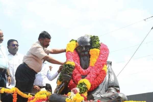 மாலை அணிவித்து மரியாதை 